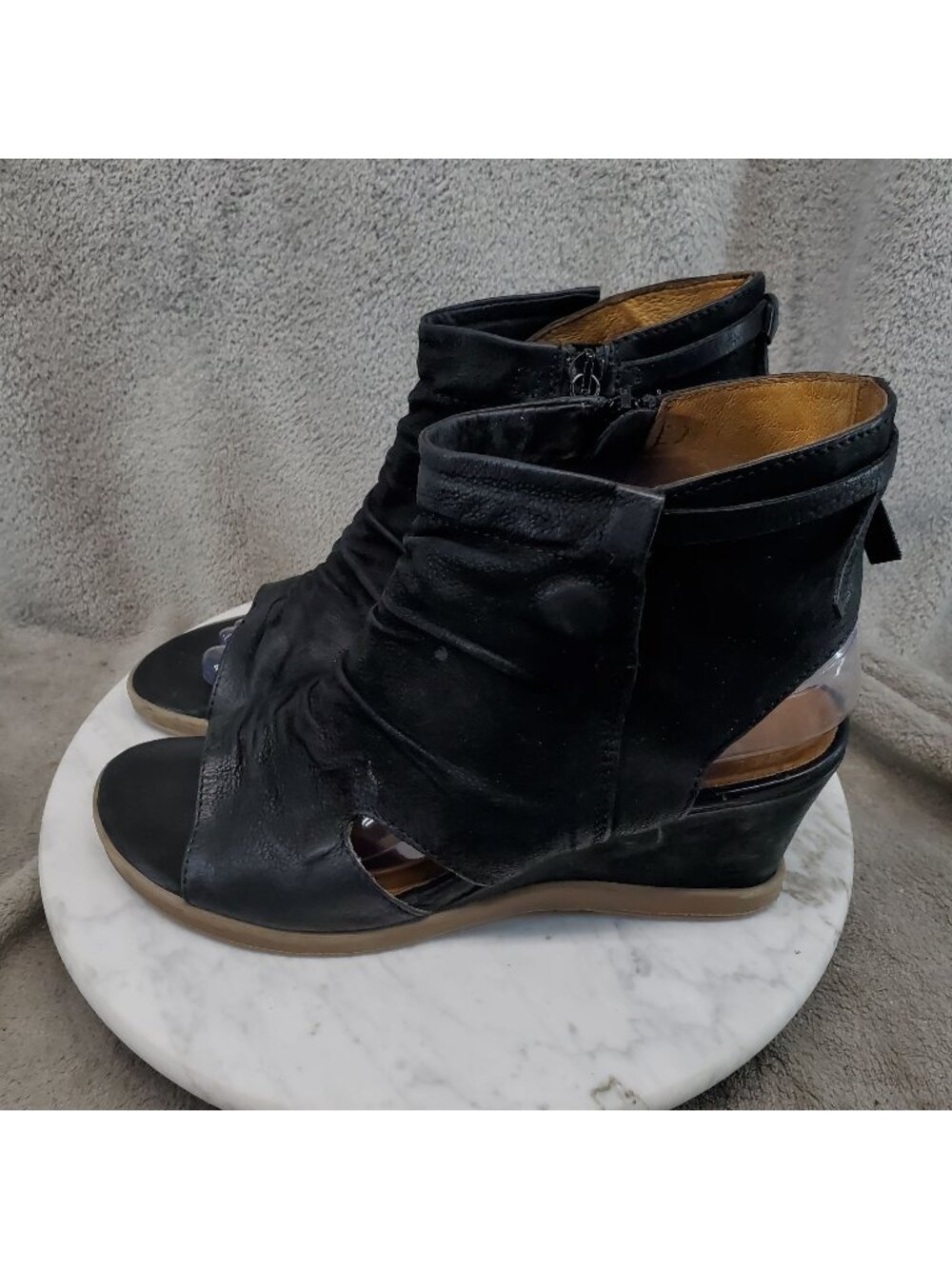 Miz Mooz Shoes Womens Size EU 40 US 9 Becca Black Leather Wedge Sandals *Read*